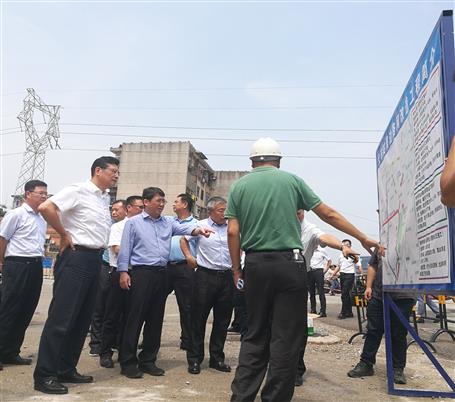 鄭俊康、吳煒到火車(chē)站周邊路網(wǎng)改造工程調(diào)研