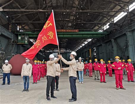 壓力容器制造廠舉行“戰(zhàn)疫情、穩(wěn)增長”黨員突擊隊授旗儀式