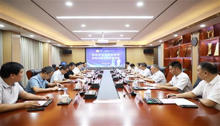 覃振華與鹿寨縣委副書記、縣長楊毅舉行工作會談
